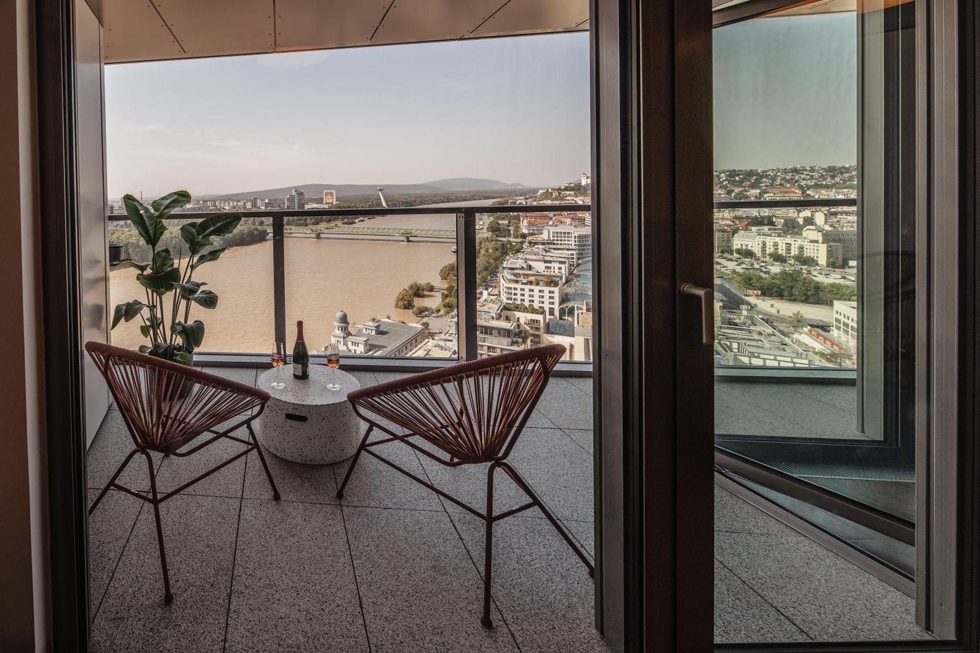Premium Suite, River & Old Town View,free Parking Apartmán *